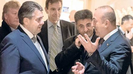 Bemühter Umgang. Türkeis Außenminister Cavusoglu (rechts) begleitet Gabriel zum Nebenausgang des Hotels Adlon. 