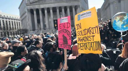 Unterstützung für die Illegalen. Demonstranten protestieren in New York vor der Behörde zur Bekämpfung illegaler Einwanderung gegen die Abschiebungspraxis. 
