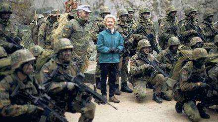 Unter Männern. Frauen sind in der Bundeswehr in der Minderzahl – und haben einen schweren Stand. Ministerin Ursula von der Leyen will das ändern.
