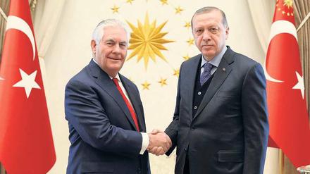 Mühsames Lächeln. Rex Tillerson (links) und Recep Tayyip Erdogan am Donnerstag in Ankara auf einem Regierungsfoto. 