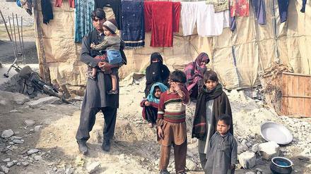 Zurück im afghanischen Elend. Diese Flüchtlingsfamilie hat ihren Lebensbereich notdürftig mit Planen, Tüchern und Steinen eingegrenzt. 
