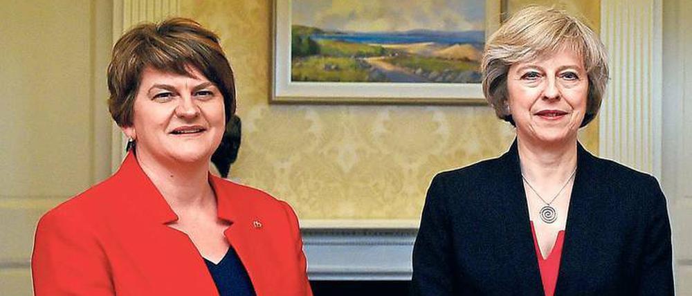 Ein bisschen steif. Arlene Foster (DUP) und Theresa May. 