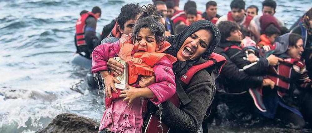 Dem Tod entronnen. Flüchtlinge erreichen die Küste Griechenlands.