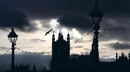 Dunkle Wolken über dem Parlament in Westminster.