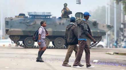 Auf den Straßen von Harare, der Hauptstadt Simbabwes, fahren Panzer, Kontrollpunkte sind eingerichtet. 