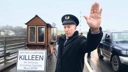 In der Verkleidung eines Zollbeamten demonstriert ein Mann, wie Kontrollen in Nordirland aussehen würden. 