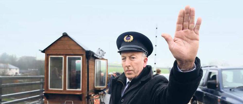 In der Verkleidung eines Zollbeamten demonstriert ein Mann, wie Kontrollen in Nordirland aussehen würden. 