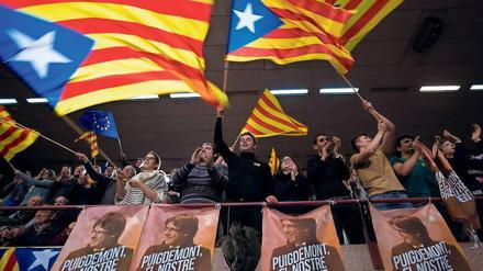 Die Separatisten um Carles Puigdemont hoffen, dass sie die prospanischen Parteien hinter sich lassen können.