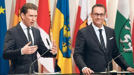 Österreichs Kanzler Sebastian Kurz (ÖVP, l.) und Heinz-Christian Strache (FPÖ) geben erste Ergebnisse ihrer Klausurtagung bekannt.