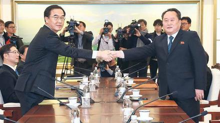Große Geste. Die Verhandlungsführer aus Nord- und Südkorea reichen sich die Hand. 