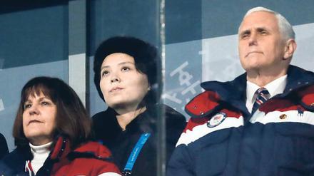Das Bild zeigt Kim Yo Jong, die Schwester von Machthaber Kim Jong Un schräg hinter US-Vizepräsident Mike Pence bei der Eröffnung der Olympischen Winterspiele. 