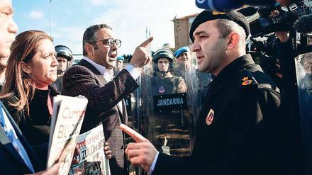 Grenzen der Pressefreiheit in Uniform. Türkische Polizisten blockieren am Freitag eine Pressekonferenz der oppositionellen Republikanischen Volkspartei (CHP) in Istanbul.
