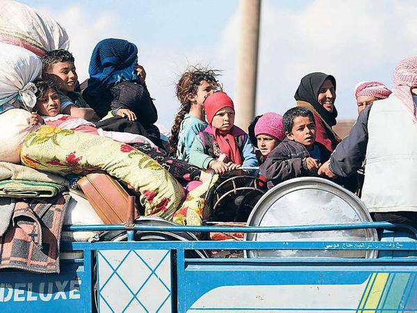 Zivilisten flüchten mit ihrem Hausrat aus Afrin.