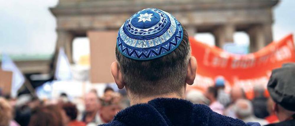 Aufstehen gegen Antisemitismus. Demonstration gegen Judenhass vor dem Brandenburger Tor. 
