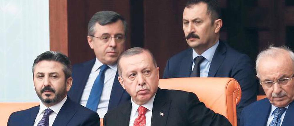 Herausgefordert. Erdogan hat Neuwahlen für Juni angesetzt, weil er den Moment für günstig hielt. Jetzt regt sich die Opposition. 