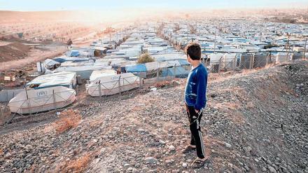 Ein syrischer Flüchtling steht in einem Lager nahe der irakischen Stadt Erbil.
