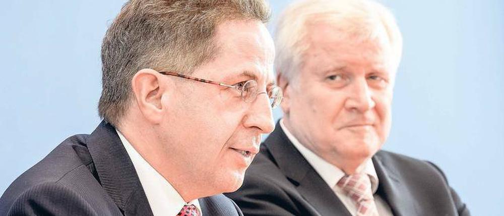 An seiner Seite. Innenminister Horst Seehofer (r., CSU) zählt noch zu denjenigen, die den Verfassungsschutzchef stützen. 