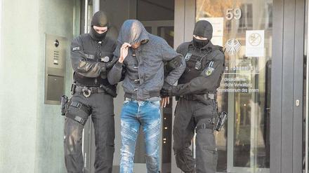 Zugriff: Bundespolizisten mit festgenommenem tatverdächtigen Schleuser.