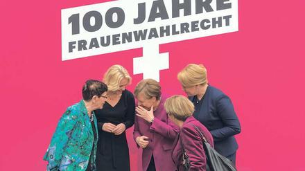 Rita Süssmuth (CDU, v. l. n. r.), Manuela Schwesig (SPD), Angela Merkel (CDU), Franziska Giffey (SPD) und Christine Bergmann (SPD) sprechen am Rande der Feierlichkeiten für 100 Jahre Frauenwahlrecht in Deutschland.
