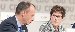 Beäugen einander. Die neue CDU-Chefin Annegret Kramp-Karrenbauer und der Unterlegene Friedrich Merz. 