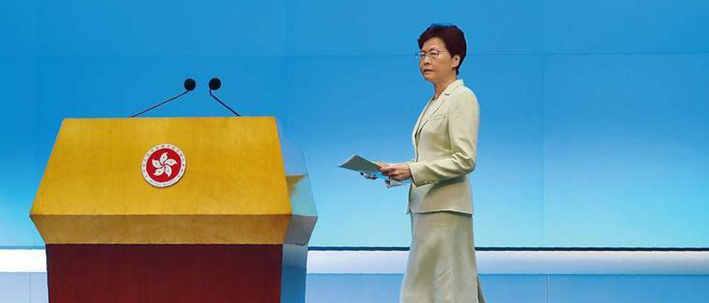 Hongkongs Regierungschefin Carrie Lam gesteht „Unzulänglichkeiten der Regierung“ ein. 