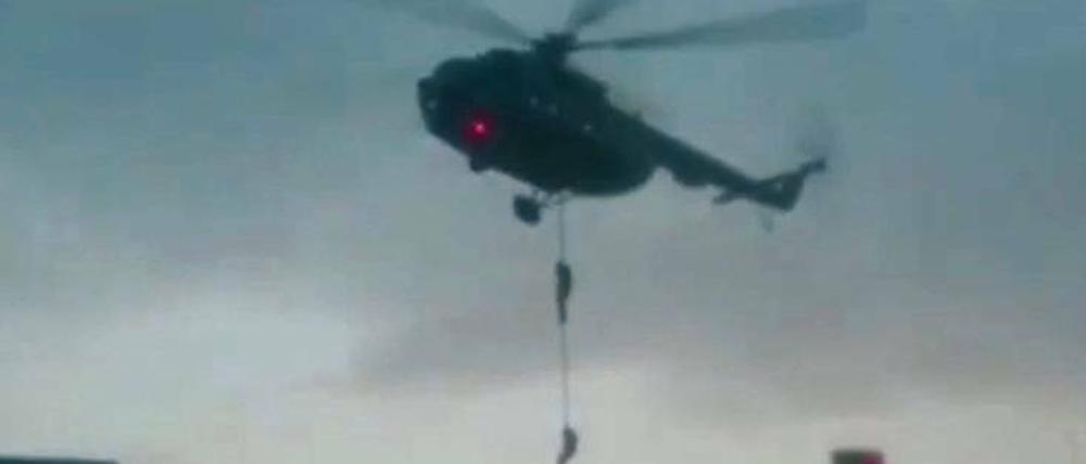 Das Bild aus einem Propagandavideo der iranischen Revolutionsgarden zeigt, wie sich iranische Einheiten vom Hubschrauber aus auf den britischen Tanker abseilen. 