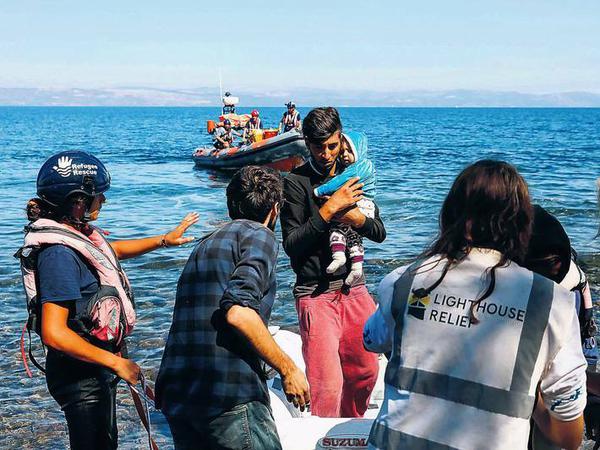 Flüchtlinge riskieren weiterhin ihr Leben, um von der Türkein nach Griechenland zu gelangen. 