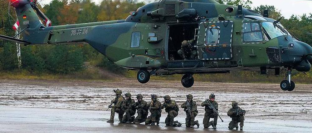 Unterm „NH 90“: Bei der Lehrübung zeigen Heer, Sanitätsdienst und Cyber-Kräfte ihre Fähigkeiten vor Publikum.