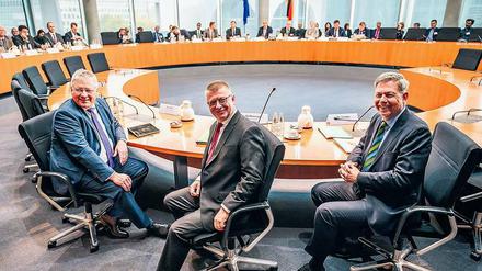 Augen rechts. Bruno Kahl, Präsident des BND, Thomas Haldenwang, Präsident des BfV, sowie Christof Gramm, Präsident des MAD (von links nach rechts) warten auf den Beginn der Anhörung. 