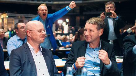 Björn Höcke (rechts), Chef des radikalen „Flügels“, freut sich über die Wahl seines Mitstreiters Andreas Kalbitz (links) in den AfD-Bundesvorstand der Partei.