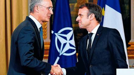 Spannung liegt in der Luft. Nato-Generalsekretär Jens Stoltenberg und Frankreichs Präsident Emmanuel Macron. Foto: Bertrand Guay/Reuters