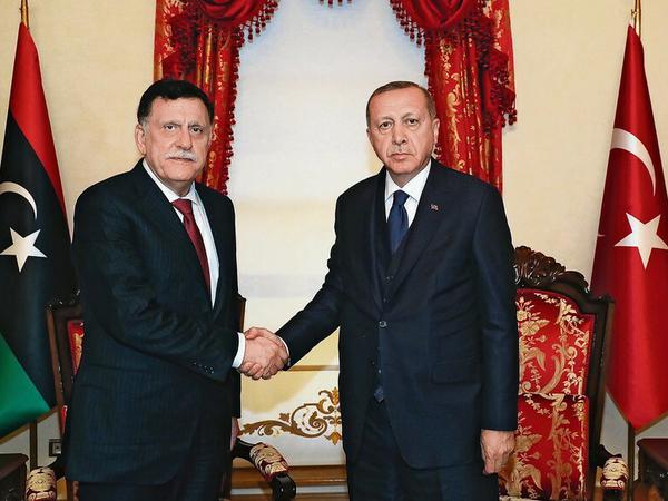Truppen für Rohstoffe: Der türkische Präsident Erdogan beim Treffen mit Libyens Ministerpräsidenten Sarradsch