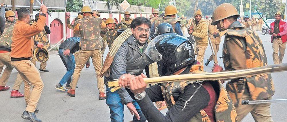 Mit Gewalt geht die Polizei, wie hier in Lucknow, gegen die Demonstranten vor.