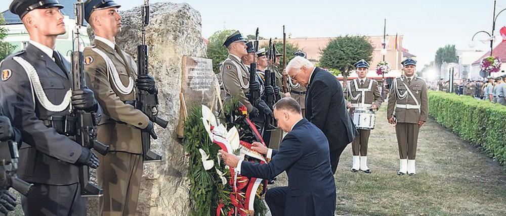 Gedenkjahr folgt Gedenkjahr. Präsident Steinmeier und Polens Präsident Duda 2019 bei der Kranzniederlegung zum 80. Jahrestag des Beginns des Zweiten Weltkriegs. 