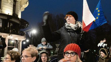 Demonstranten in Warschau fordern des Stopp der von der rechtskonservativen Regierung geplanten Jusitzreform. 