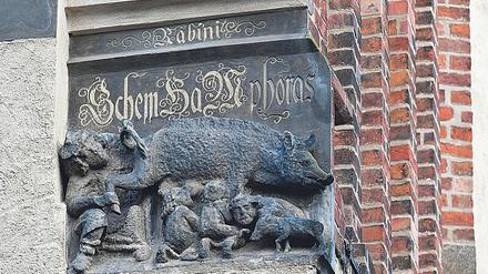 Schwieriges Erbe. Das „Judensau“-Relief in Wittenberg. Foto: Hendrik Schmidt/dpa