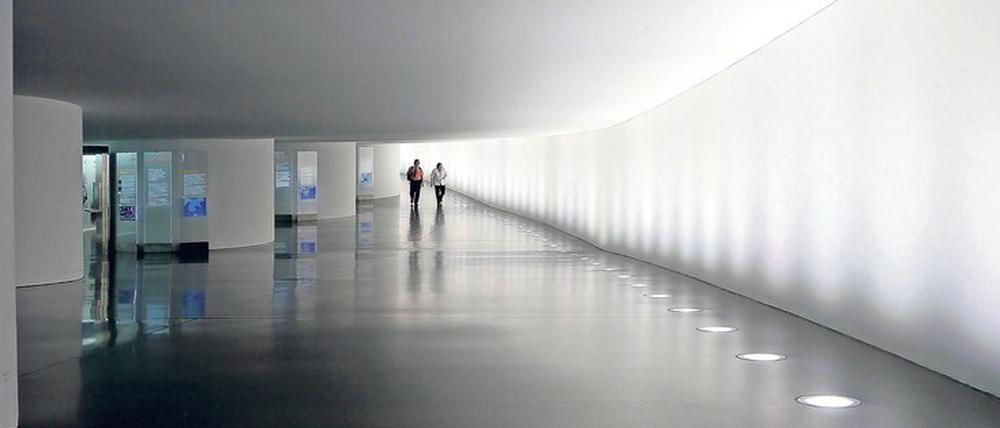 Die große Leere. Nur noch wenige Abgeordnete und ihre Mitarbeiter benutzen den Tunnel zwischen Paul-Löbe-Haus und Reichstagsgebäude.