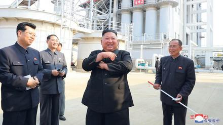 Er ist wieder da. Kim Jong Un (Mitte) gibt weiter Anweisungen. 