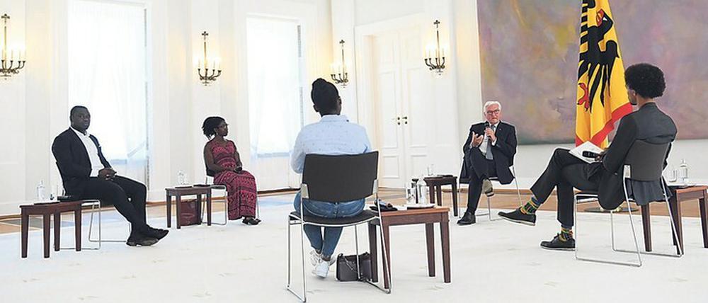 Debatte im Schloss: Gerald Asamoah, Gloria Boateng, Vanessa Tadala Chabvunga, der Bundespräsident und Daniel Gyamerah (v.l.n.r.)