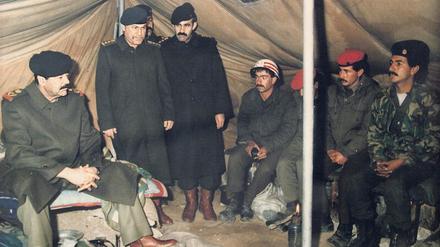 Saddam Hussein stattete seinen Truppen in Kuwait kurz nach der Annexion einen Besuch ab. 