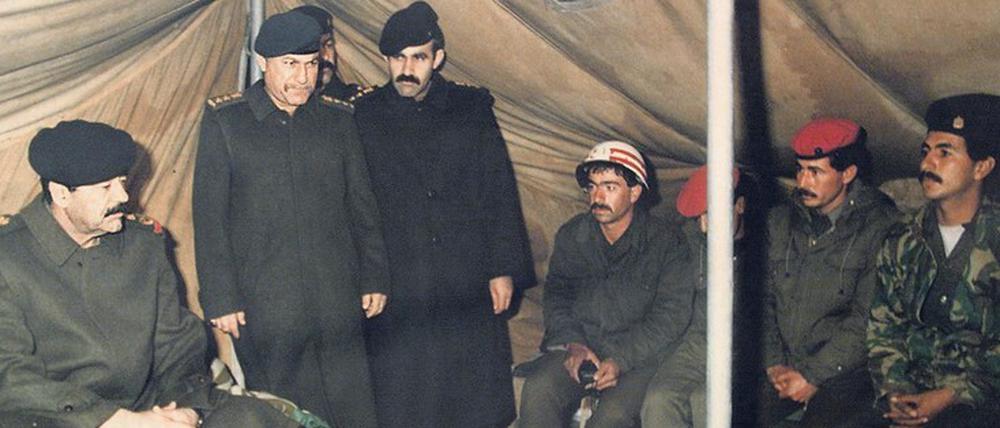 Saddam Hussein stattete seinen Truppen in Kuwait kurz nach der Annexion einen Besuch ab. 