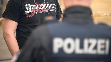 Zu nah? Ein Teilnehmer einer NPD-Demonstration in Thüringen steht einem Polizisten gegenüber.