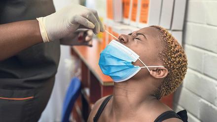 Südafrikaner kommen derzeit nur an eine Corona-Impfung, wenn sie wie Thabisle Khlatshwayo an einer Studie von AstraZeneca teilnehmen. 
