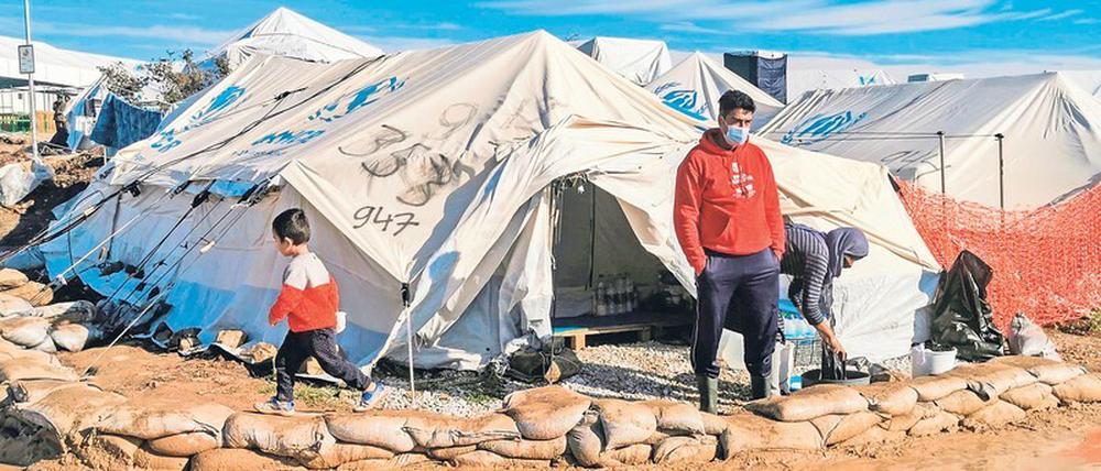 Vier Quadratmeter Platz hat eine Familie in den oft überfluteten oder zerfetzten Zelten im neuen Lager Kara Tepe auf Lesbos. 