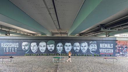 Ein Gemälde unter der Frankfurter Friedensbrücke zeigt die Porträts von neun Opfern der Anschläge in Hanau.