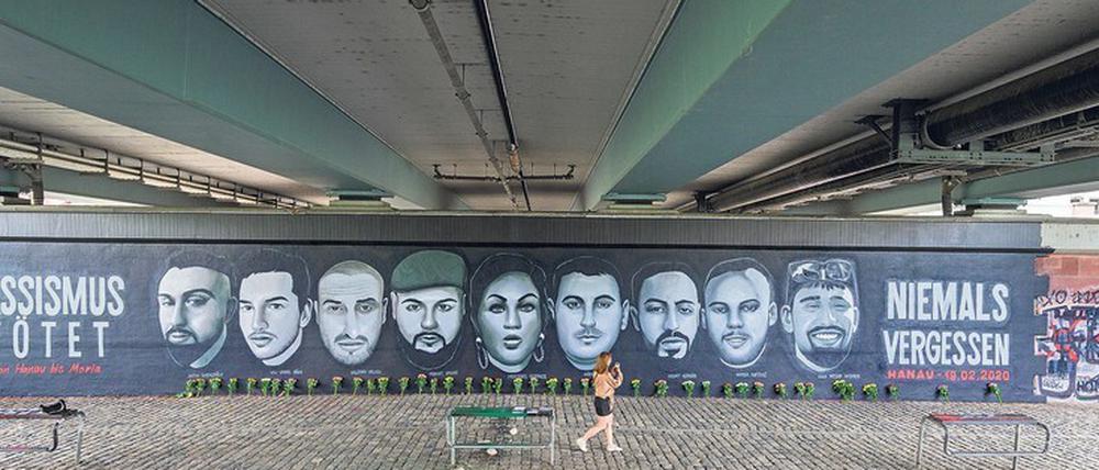 Ein Gemälde unter der Frankfurter Friedensbrücke zeigt die Porträts von neun Opfern der Anschläge in Hanau.