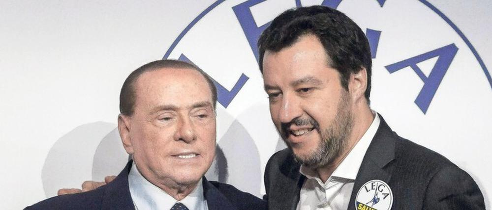 Noch ziert er sich, der „Cavaliere“. Doch Silvio Berlusconi (links) braucht Lega-Boss Matteo Salvini. Foto: Giuseppe Ciccia/dpa