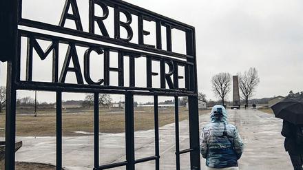 Besucher:innen in der Gedenkstätte Sachsenhausen.