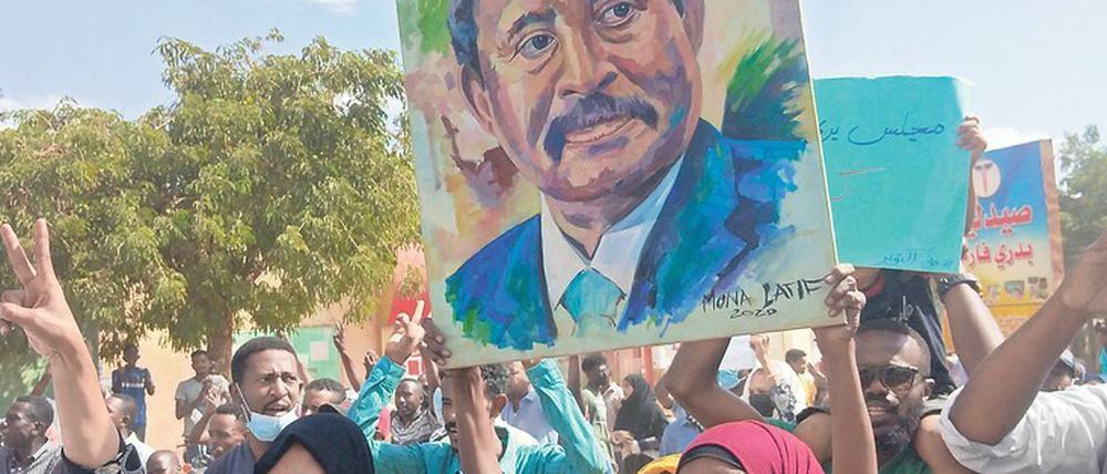 Gegen den Militärputsch. Demonstrantinnen in Khartoum protestieren mit einem Porträt des gestürzten Premiers Abdalla Hamdok. 