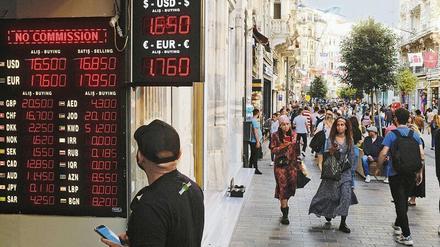 Im Strudel. Die Landwährung Lira verliert täglich an Kaufkraft. Die Zentralbank steuert auf Geheiß Erdogans nicht dagegen.